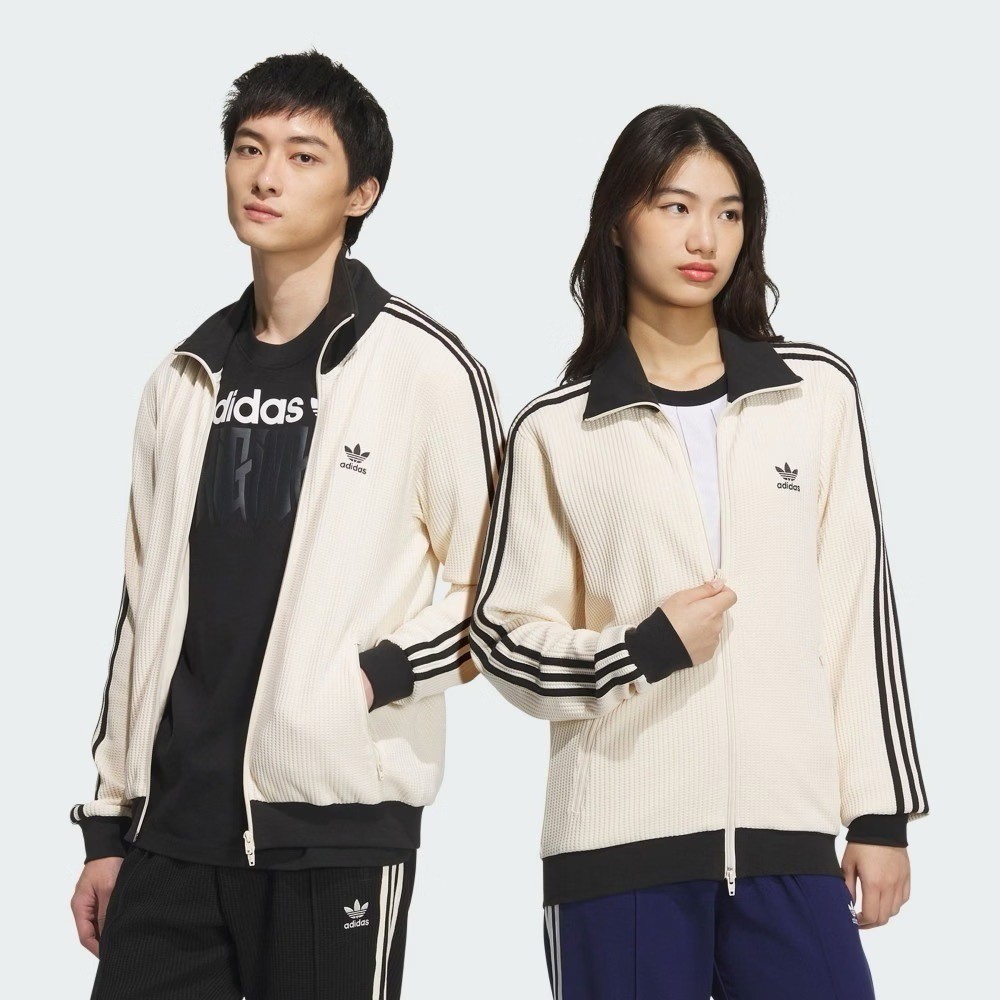 adidas ADICOLOR JW0109 米白華夫格運動外套,黑色領口與三線細節